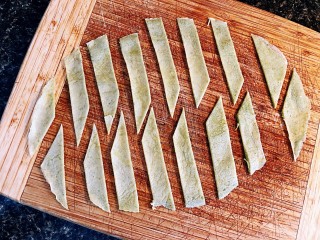 锅巴菜,将所有面糊摊成锅巴饼放在面板上，切成菱形块