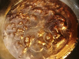 锅巴菜,勾芡逆时针，把水淀粉倒入煮沸腾的液体中，轻轻搅动至再沸腾，锅巴菜的卤就做好了