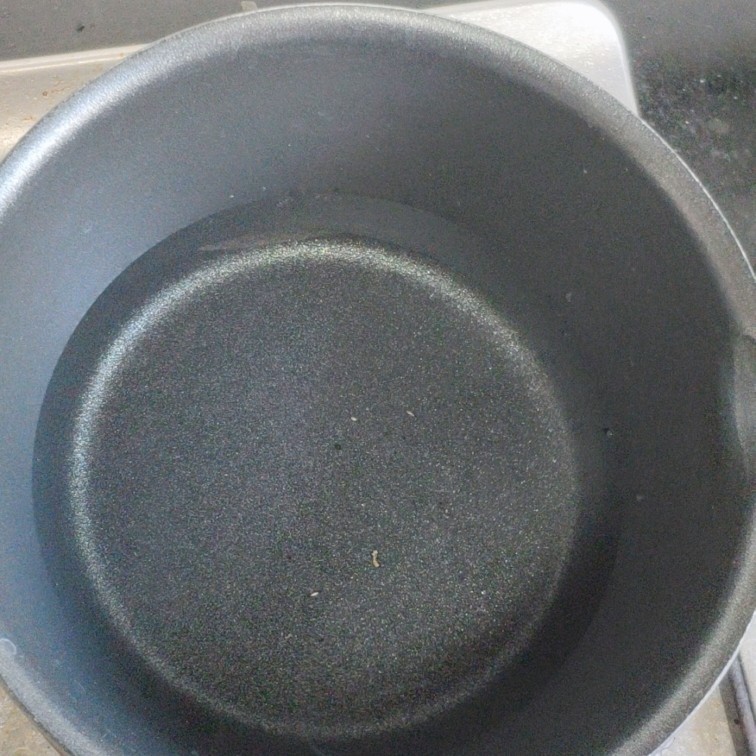 煎焖子,锅里加250克清水小火烧开