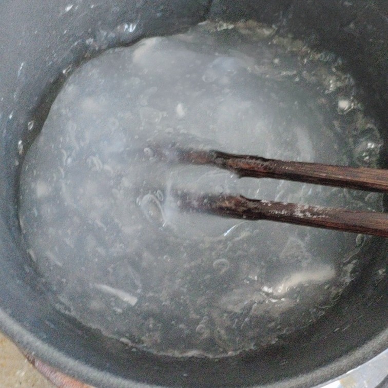 煎焖子,不停搅拌，当锅里的淀粉成型开始透明，立刻关火