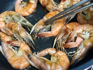 好吃到吮指的油焖大虾,煎至两面变红出虾油，期间可以压一压大虾的头部，使得大虾出更多的虾油。