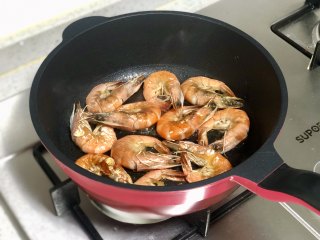 好吃到吮指的油焖大虾,倒入大虾，翻炒均匀，使每只虾都沾上油。