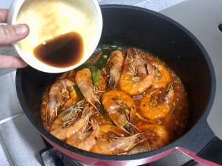 好吃到吮指的油焖大虾,倒入调好的碗汁，翻匀。
