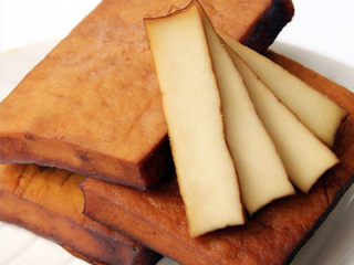 醋溜豆芽,两三块豆腐干就可以了，放多了豆腐干的味道就多过豆芽的味道了。