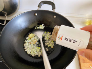 醋溜豆芽,加入花椒粉，炒菜中加入花椒粉，会让菜的味道更好，如果不喜欢可以酌情添加。