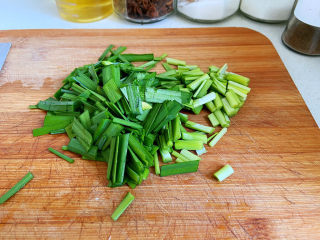 醋溜豆芽,两韭菜切成段，韭菜不用放太多，它起到的作用是提鲜。