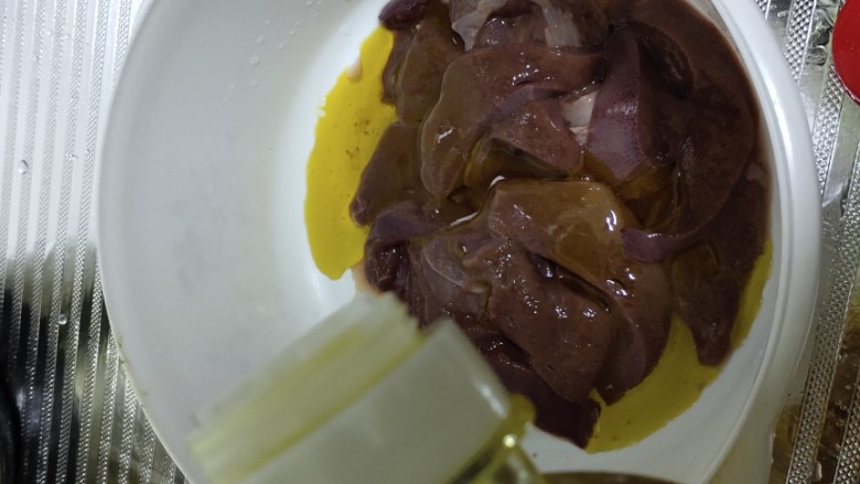 洋葱炒猪肝,倒入适量的菜籽油