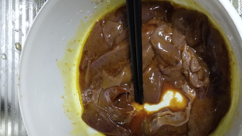 洋葱炒猪肝,用筷子搅拌均匀