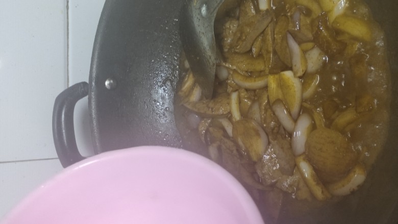 洋葱炒猪肝,锅中倒入适量的水