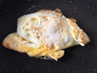 芝士火腿三明治,鸡蛋煎熟备用