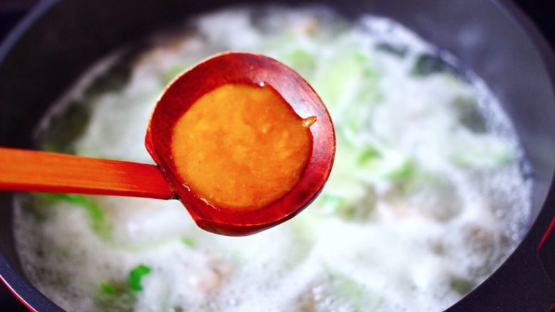 金汤酸辣黄瓜扇贝羹,这个时候加入璞真金汤酸辣酱调味。