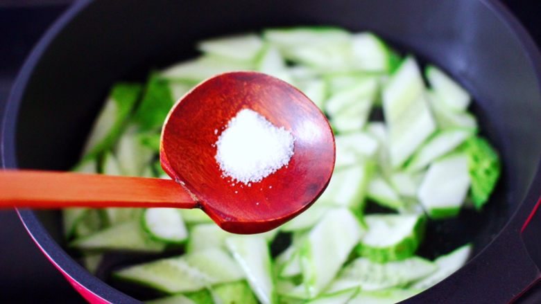 金汤酸辣黄瓜扇贝羹,根据个人口味，加入适量的盐。