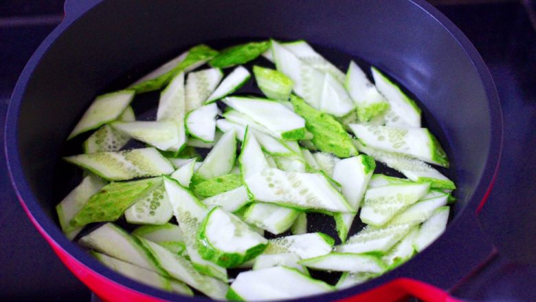 金汤酸辣黄瓜扇贝羹,锅中倒入适量的清水，放入黄瓜片。