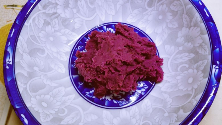 紫薯玫瑰花馒头,蒸熟后取出 用勺子碾压成泥