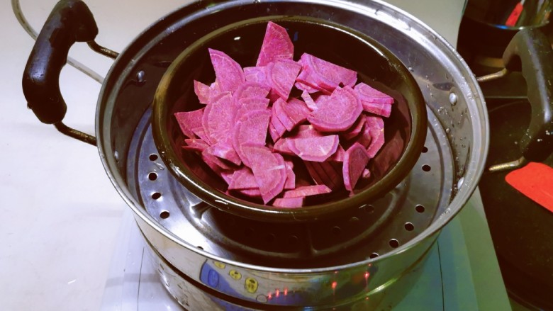紫薯玫瑰花馒头,去皮切片  上蒸锅蒸熟