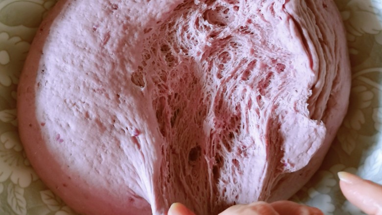 紫薯玫瑰花馒头,这是发酵好的样子  有了蜂窝状的小孔洞。