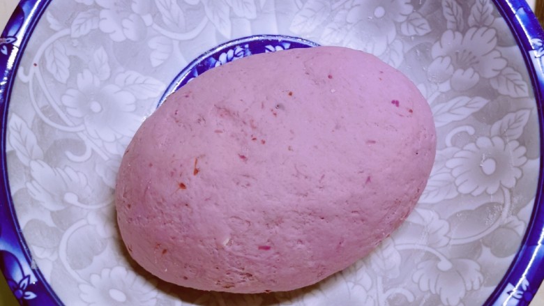 紫薯玫瑰花馒头,和成软硬适中的面团 静置发酵  