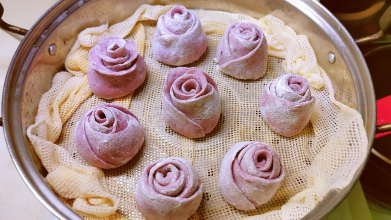 紫薯玫瑰花馒头,凉水上锅  蒸制18分钟  焖2分钟