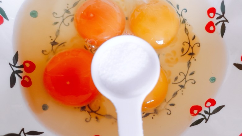 腊肠蒸蛋,鸡蛋液中加入半勺盐
