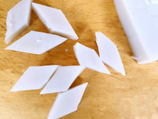 煎焖子,新鲜的焖子切成大小均匀的菱形块