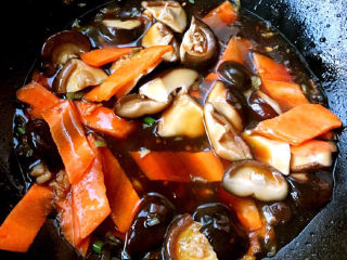 煎焖子,放入香菇和胡萝卜片炒至入味