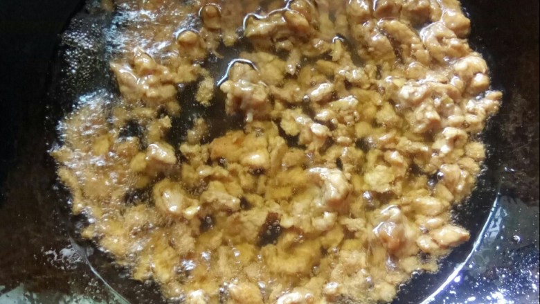香菇肉末豆腐,鸡肉沫过油。