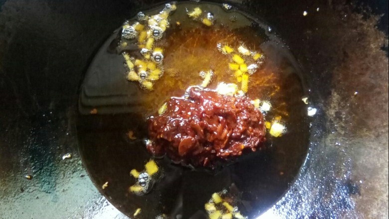 香菇肉末豆腐,锅中留底油，放老姜小火炒香，放红油豆瓣炒香。