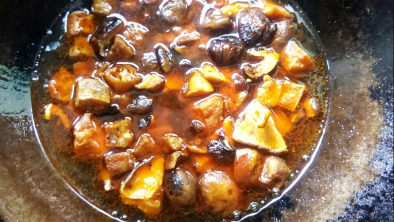 香菇肉末豆腐,加水，煮香。