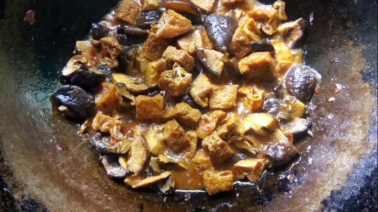香菇肉末豆腐,煮至水份将干时。