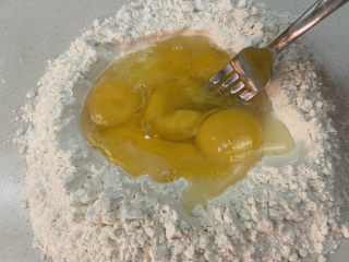 手工意大利面+便利包,用叉子慢慢的将面粉刮到蛋液里，直到拌不动