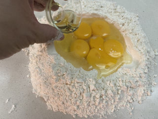 手工意大利面+便利包,将蛋、蛋黄、盐、橄榄油加到中间的位置