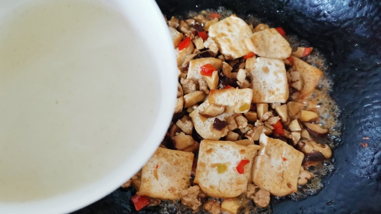 香菇肉末豆腐,烧至汤汁粘稠，倒入淀粉水勾芡
