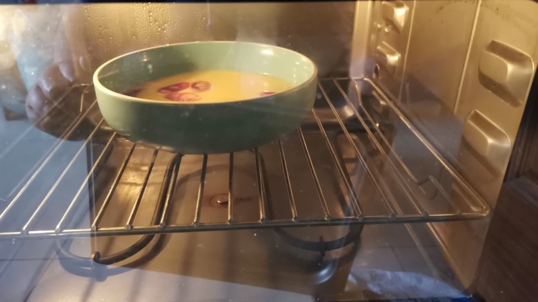 腊肠蒸蛋,设置十分钟即可。用蒸锅一定要用小火，否出来气孔比较多。
