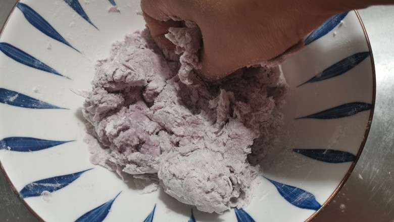 紫薯玫瑰花馒头,用手揉成光滑面团。