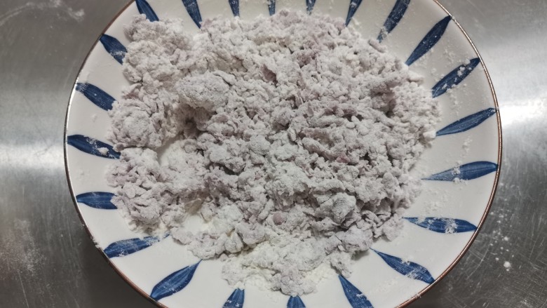 紫薯玫瑰花馒头,用筷子拌成雪花状。