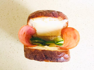 芝士火腿三明治,将火腿片如图放进去，形成一个口袋子