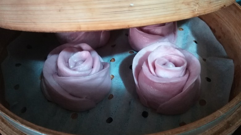 紫薯玫瑰花馒头,蒸15分钟。
