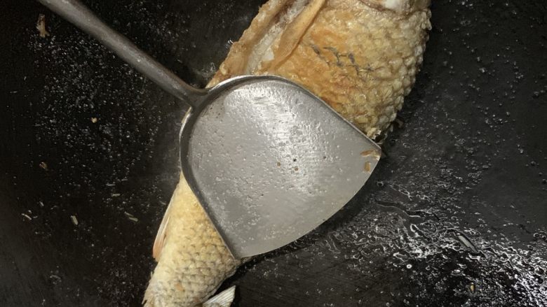 蒜香煎鱼,煎到两面都有金黄色后用铲子轻轻摁压鱼身，可以让肉更紧绷。