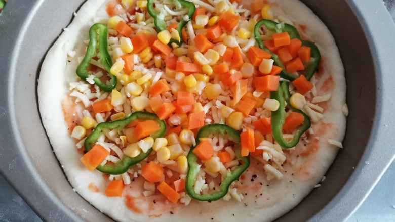 黑椒牛肉披萨,撒上蔬菜。