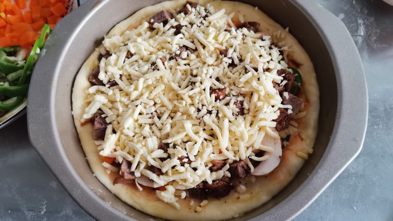 黑椒牛肉披萨,最上面再撒上适量的马苏里拉芝士，喜欢芝士的可以多撒一点。