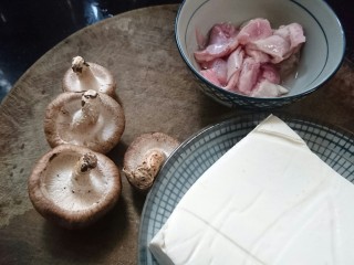 香菇肉末豆腐,准备好所需食材