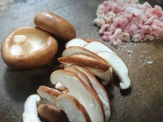 香菇肉末豆腐,鸡肉切碎，香菇洗净先切片