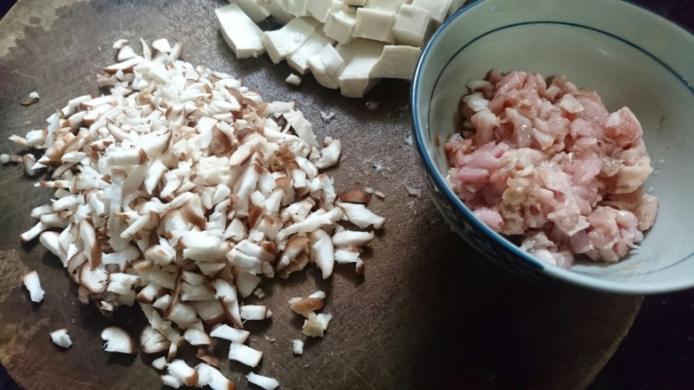 香菇肉末豆腐,盐，生抽腌制鸡肉，香菇切成碎末