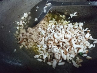 香菇肉末豆腐,接着小火加入香菇碎