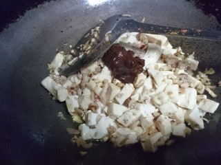 香菇肉末豆腐,盐，生抽，豆瓣酱调味