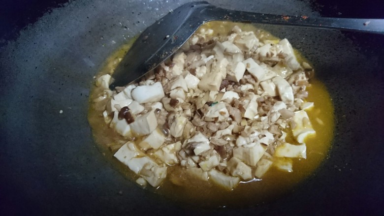 香菇肉末豆腐,翻炒均匀后小碗水焖煮至收汁