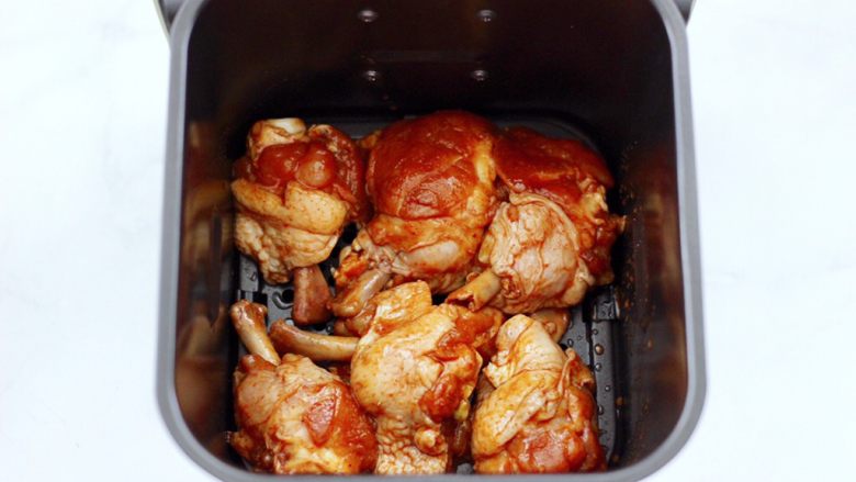 蒜香青柠鸡翅根,炸锅提前200度预热5分钟，把腌制好的鸡翅根放入炸篮里。