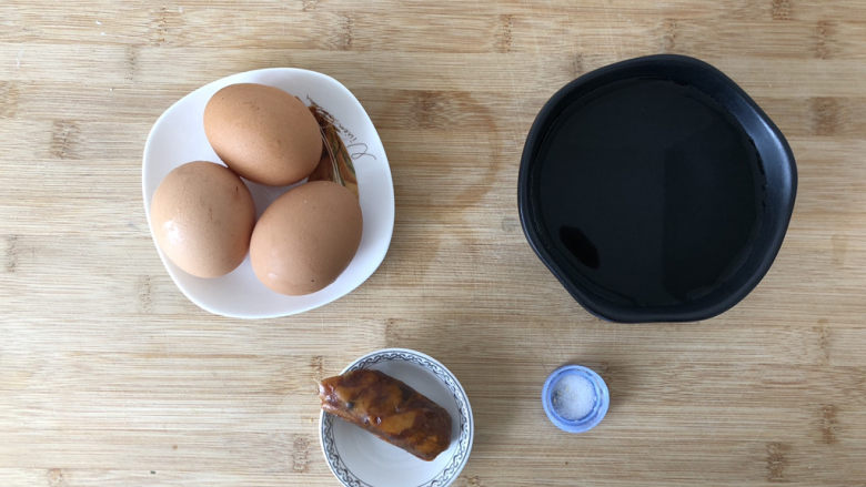 腊肠蒸蛋,先把需要的食材提前准备好。可以在切一点点小葱装饰。