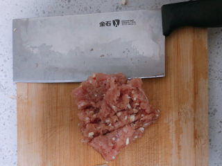 香菇肉末豆腐,把猪肉切成末，加入蒜末，香菇，加淀粉、盐、生抽，调味，并搅拌均匀，作为馅。