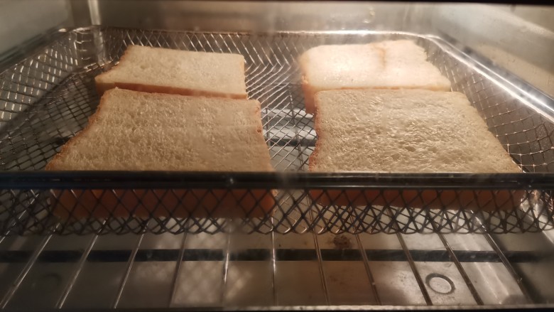 芝士火腿三明治,喜欢口感脆点的也可以放入烤箱中180度烘烤一到两分钟。